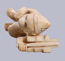 Okimono - majom alak. Japán vagy Kína, cca 20. sz eleje, faragott elefántcsont, m: 5,5 cm