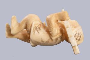 Okimono - majom alak. Japán vagy Kína, cca 20. sz eleje, faragott elefántcsont, m: 5,5 cm