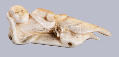 Okimono - fekvő férfi. Japán vagy Kína, cca 20. sz eleje, faragott elefántcsont, h: 6 cm