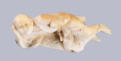 Okimono - fekvő férfi. Japán vagy Kína, cca 20. sz eleje, faragott elefántcsont, h: 6 cm