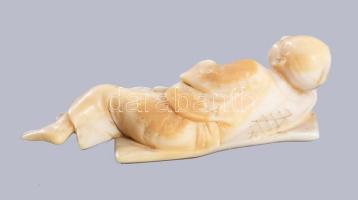 Okimono - fekvő férfi. Japán vagy Kína, cca 20. sz eleje, faragott elefántcsont, h: 6 cm