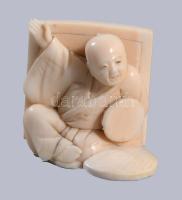 Okimono - kínai alak. cca 1900, Kína, faragott és vésett elefántcsont, 5x4,5 cm