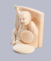 Okimono - kínai alak. cca 1900, Kína, faragott és vésett elefántcsont, 5x4,5 cm