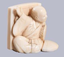 Okimono - kínai alak. cca 1900, Kína, faragott és vésett elefántcsont, 5x4,5 cm