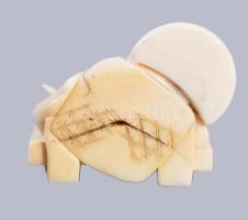 Okimono - kínai alak. cca 1900, Kína, faragott és vésett elefántcsont, 5x4,5 cm