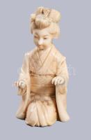 Okimono - gésa. Japán, cca 1900, faragott elefántcsont, m: 7 cm