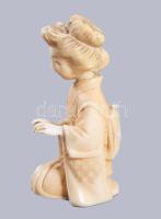 Okimono - gésa. Japán, cca 1900, faragott elefántcsont, m: 7 cm