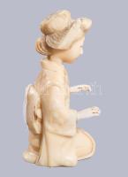 Okimono - gésa. Japán, cca 1900, faragott elefántcsont, m: 7 cm