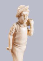 Faragott csont munkás szobor, javítással, hiánnyal, m: 8 cm