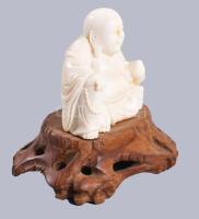 Antik faragott elefántcsont Buddha szobor, fa talpon, m: 5,5 cm