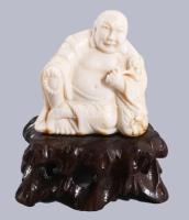 Antik faragott elefántcsont Buddha szobor, fa talpon, m:6,5 cm