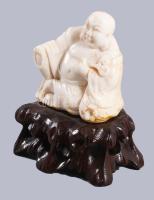 Antik faragott elefántcsont Buddha szobor, fa talpon, m:6,5 cm