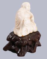 Antik faragott elefántcsont Buddha szobor, fa talpon, m:6,5 cm
