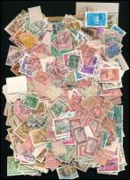 Kb. 3.000 db főleg régi magyar bélyeg, sok jó bélyegzéssel, tasakban ömlesztve