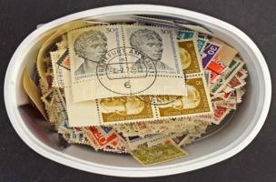 Berlin néhány ezer bélyeg jobbakkal, kis műanyag dobozban