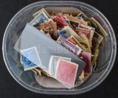 Pár ezer darab bélyeg, köztük teljes sor is, műanyag dobozban