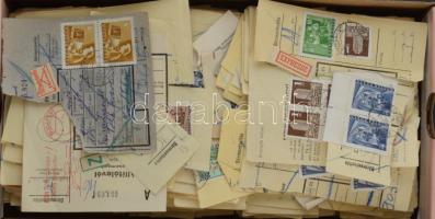 Teli cipősdoboznyi csomagszállító szelvény, köztük expresszek, "törékeny" stb.