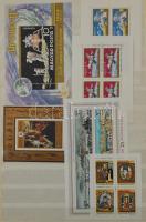 Modern magyar gyűjtemény sok másodpéldánnyal a 60-80-as évekből 5 db A/4 berakóban amiből 3 db 16 lapos és 1 db 8 lapos Philux + 1 db 8 lapos Abria, + 1 12 lapos nagyalakú, 4 db 6 lapos A/4 és 3 db pergamenes blokkberakó