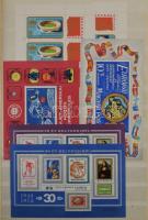 Modern magyar gyűjtemény sok másodpéldánnyal a 60-80-as évekből 5 db A/4 berakóban amiből 3 db 16 la...