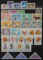 Modern magyar gyűjtemény sok másodpéldánnyal a 60-80-as évekből 5 db A/4 berakóban amiből 3 db 16 la...