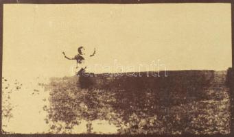 Wagner János (1936-2022): Gyermekkor, 1975. Szitanyomat, papír, jelezve jobbra lent: Wagner. Reprodu...