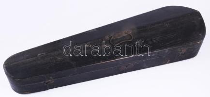 Antik fa hegedűtok, benne takarókendővel, h: 76 cm