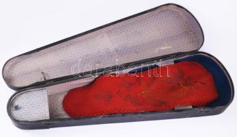 Antik fa hegedűtok, benne takarókendővel, h: 76 cm