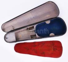 Antik fa hegedűtok, benne takarókendővel, h: 76 cm