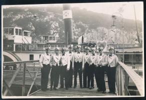 1937 Bp., a Magyar Királyi Folyam- és Tengerhajózási Részvénytársaság (MFTR) Szent László gőzhajója a hajó személyzetével, a háttérben a Gellért-heggyel, fotó, a hátoldalon pecséttel jelzett, 11,5x17,5 cm