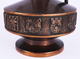 Iparművészeti réz címeres váza. Kis kopással, m: 31 cm