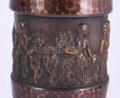Iparművész réz váza, virágszedők jelenettel, m: 24 cm