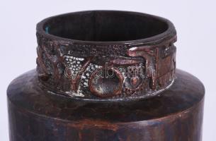 Iparművész réz váza, szájánál jelenettel, m: 23 cm