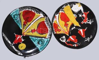 Holló Katalin által készített 2 darab falitányér. Jelzés nélkül, kis mázhibával, d: 29,5 cm