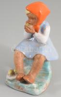 cca 1930/50 Almát evő kislány. Mázas kerámia, jelzés nélkül, felületi sérüléssel, m: 12,5 cm