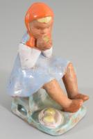 cca 1930/50 Almát evő kislány. Mázas kerámia, jelzés nélkül, felületi sérüléssel, m: 12,5 cm