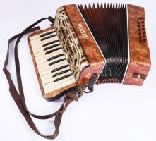 Elek Béla hangszerkészítő mester gyermek tangóharmonikája, melyet lányáról, Szilviáról nevezett el, jó állapotban, egyedi darab, jelzett, 33x33 cm