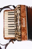 Elek Béla hangszerkészítő mester gyermek tangóharmonikája, melyet lányáról, Szilviáról nevezett el, ...