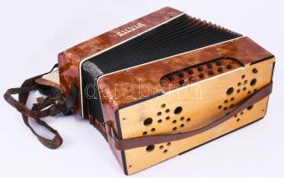 Elek Béla hangszerkészítő mester gyermek tangóharmonikája, melyet lányáról, Szilviáról nevezett el, ...