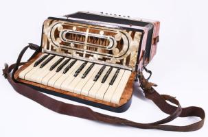 Elek Béla hangszerkészítő mester gyermek tangóharmonikája, melyet lányáról, Szilviáról nevezett el, ...