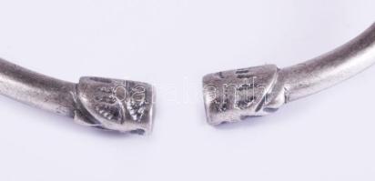 Ezüst (Ag) antik karperec, jelzés nélkül, kis deformációval, d: 4,5 cm, nettó: 6,2 g