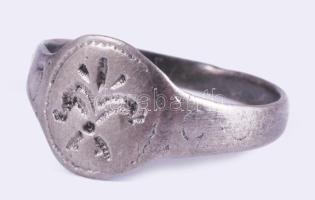 Ezüst (Ag) antik gyűrű, jelzés nélkül, kis deformációval, méret: 57, nettó: 1,5 g