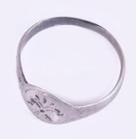 Ezüst (Ag) antik gyűrű, jelzés nélkül, kis deformációval, méret: 57, nettó: 1,5 g