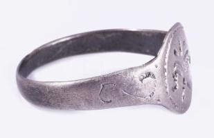 Ezüst (Ag) antik gyűrű, jelzés nélkül, kis deformációval, méret: 57, nettó: 1,5 g