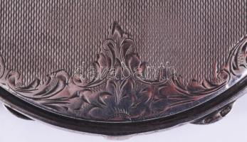 Ezüst (Ag) pudrié, Jelzett, monogramos, fém betéttel. Nettó 36 g d: 8 cm