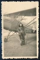 cca 1940 A M. Kir. Honvéd Légierő pilótája magyar gyártmányú Levente II repülőgéppel, fotó, 9x6 cm