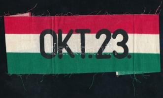 1989. okt. 23. Nemzetiszínű emlékszalag a harmadik Magyar Köztársaság kikiáltásának (egyben az 1956-os forradalom évfordulójának) dátumával, 10x40 cm