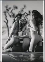 cca 1989 "Lányok ficánkolnak a hátsó ülésen", szolidan erotikus felvétel, 1 db modern nagyítás, jelzés nélkül, 21x15 cm
