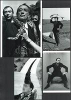 Dali, Salvador (1904-1989) katalán - spanyol szürrealista festőművész, aki fényképezés közben gyakran önmagát rendezte, vagyis kitalálta előre a képet, s ehhez hívott fotós segítséget, eltérő időben készült felvételek (Dali kígyóval, delfinnel, dínószarvval), 4 db modern nagyítás, jelzés nélkül, 21x15 cm és 15x10 cm