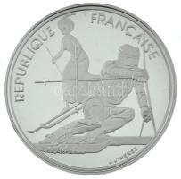 Franciaország 1990. 100Fr Ag "XVI. Téli Olimpia - Albertville 1992 - Szlalom síelés" tanúsítvánnyal, kapszulában, dísztokban T:PP France 1990. 100 Francs Ag "16th Winter Olympics - Albertville 1992 - Slalom Skiing" with certificate, in capsule and display case C:PP Krause KM#984