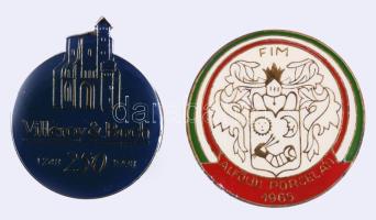 4 darab kitűző, közte 1965 Alföldi Porcelángyár kitűző, Villeroy &amp; Boch díszgomb